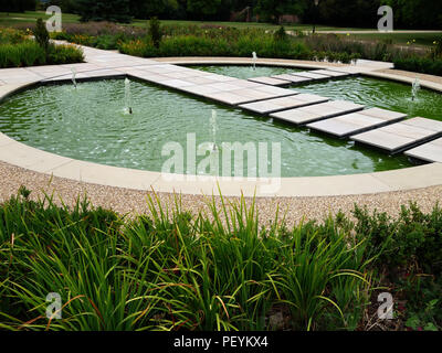 Coupe propre, nette des blocs en pierre et divers sentiers officiels & décoratifs salon avec espace pavé à une maison de campagne dans le jardin de la propriété de l'Angleterre publié Banque D'Images