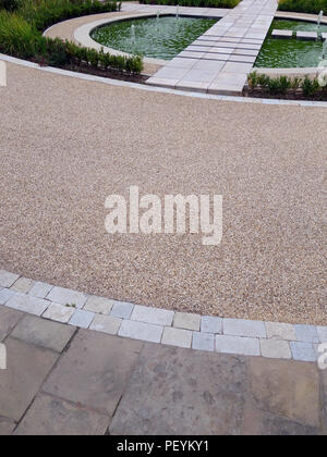 Coupe propre, nette des blocs en pierre et divers sentiers officiels & décoratifs salon avec espace pavé à une maison de campagne dans le jardin de la propriété de l'Angleterre publié Banque D'Images