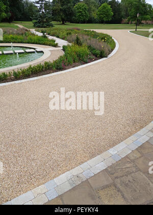 Coupe propre, nette des blocs en pierre et divers sentiers officiels & décoratifs salon avec espace pavé à une maison de campagne dans le jardin de la propriété de l'Angleterre publié Banque D'Images