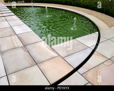 Coupe propre, nette des blocs en pierre et divers sentiers officiels & décoratifs salon avec espace pavé à une maison de campagne dans le jardin de la propriété de l'Angleterre publié Banque D'Images