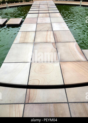 Coupe propre, nette des blocs en pierre et divers sentiers officiels & décoratifs salon avec espace pavé à une maison de campagne dans le jardin de la propriété de l'Angleterre publié Banque D'Images