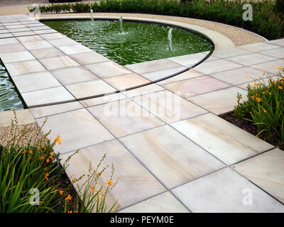 Coupe propre, nette des blocs en pierre et divers sentiers officiels & décoratifs salon avec espace pavé à une maison de campagne dans le jardin de la propriété de l'Angleterre publié Banque D'Images