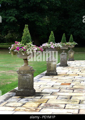 Pierre Grecian urn sur de très grandes surfaces de merveilleux et dalles Yorkstone réel autour d'une grande maison privée dans le Yorkshire. Parution de la propriété Banque D'Images