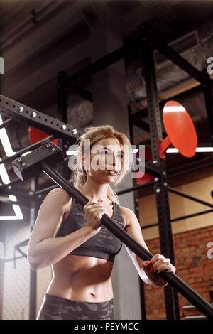 Gorgeous woman est l'utilisation de la masse au cours de la formation low angle view. carpenter femme Banque D'Images