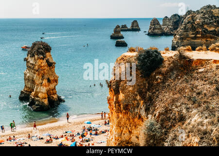 LAGOS, PORTUGAL - 28 août 2017 : les touristes s'amuser dans l'eau, de détente et de soleil dans la ville de Lagos sur la plage au bord de l'Atlantique du Portugal Banque D'Images