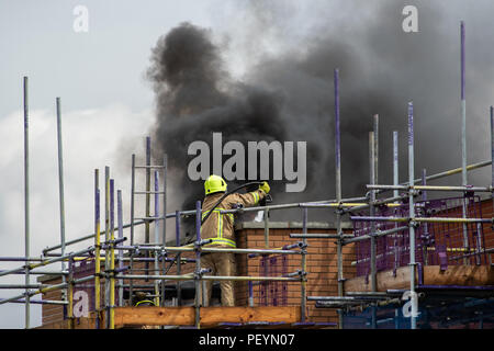 Incendie au développement du logement en Mulalley site Loughton Essexx, abordé par les équipes de pompiers de partout et Essex London Fire Brigade (Chingford) Banque D'Images