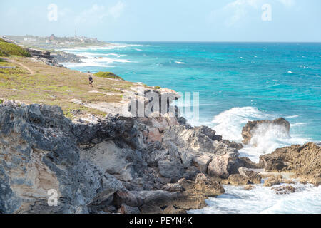 Un homme près d'une falaise au bord de l'océan sur l'Isla Mujeres. Banque D'Images