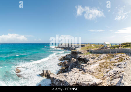 Falaises surplombant la mer des Caraïbes sur l'Isla Mujeres. Banque D'Images