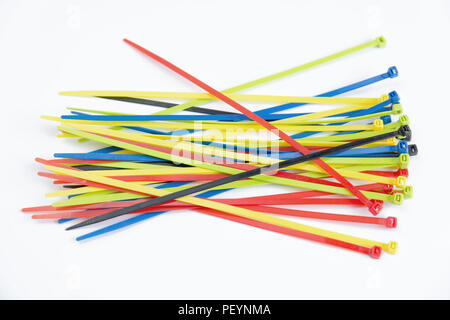 Attaches de câbles colorés isolé sur blanc, des attaches de câble en nylon Banque D'Images