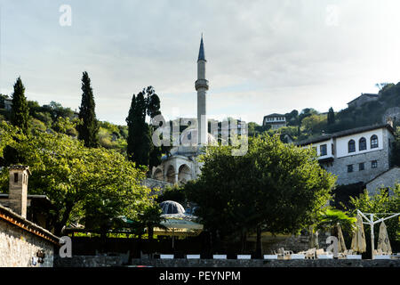 Une ancienne mosquée et minaret plane sur un étroit sentier coteau en pierre dans la ville médiévale de Pocitelj Capljina en Bosnie et Herzégovine Banque D'Images