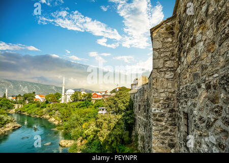 La rivière Neretva coule par l'ancien mur qui entoure la vieille ville de Mostar, Bosnie-Herzégovine Banque D'Images