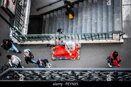 Paris, France - 22 septembre 2017 : Deux jeunes immigrants femme mendier pour de l'argent à l'entrée de l'arrêt de métro dans le 4ème arrondissement. Banque D'Images