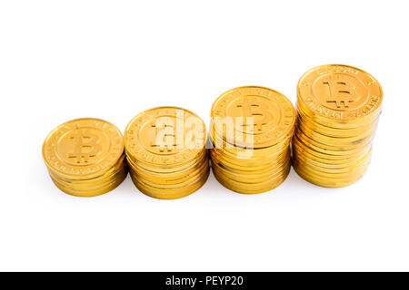 Pièces de monnaie bitcoin or pile. Isolé sur fond blanc avec clipping path Banque D'Images