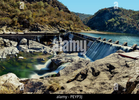 Journée ensoleillée dans le barrage appelé 'el' diquecito à Cordoba, Argentine Banque D'Images