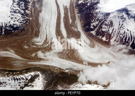 Une vue aérienne de la montagne et une vallée glaciaire dans le parc national Wrangell St Elias et préserver, Alaska, United States. Banque D'Images