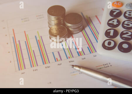 Pile de pièces, calculatrice, stylo sur l'analyse des données financières, Finances et banques concept Banque D'Images
