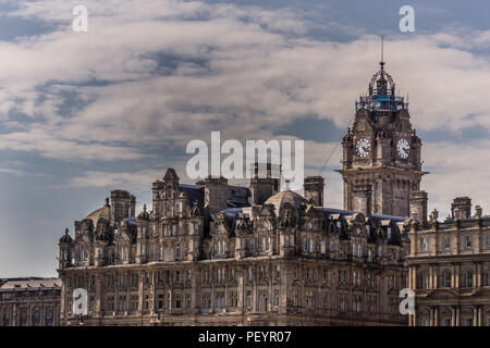 Edimbourg, Ecosse, ROYAUME UNI - 13 juin 2012 : La gare de Waverley bâtiment avec tour de l'horloge à Balmoral retour sous le bleu ciel nuageux. Tous marron pierre bu Banque D'Images