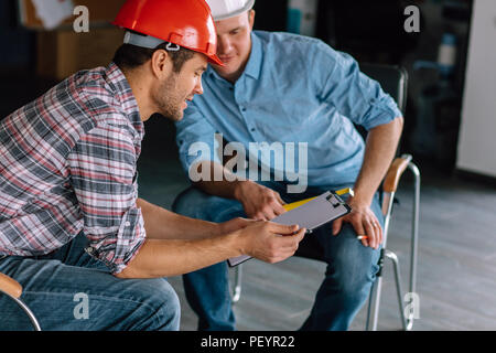 Partenaires qui travaillent dur sont l'élaboration d'un contrat dans le bureau chambre. La photo en gros Banque D'Images