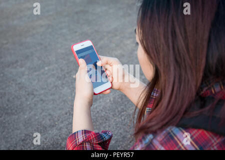 Femme mains à l'aide de smart phone pour le magasinage en ligne Banque D'Images