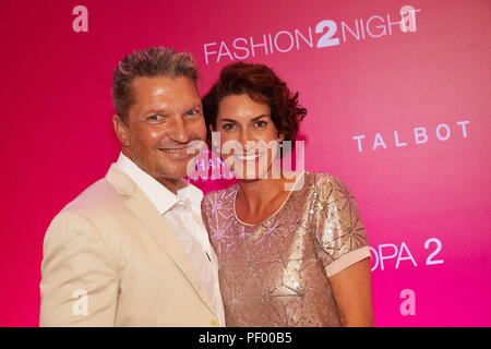 Hambourg, Allemagne. Août 17, 2018. Hardy Krueger jr. et sa femme Alice debout sur le tapis rouge de la 'Fashion2Night' sur le MS Europa. Credit : Georg Wendt/dpa/Alamy Live News Banque D'Images