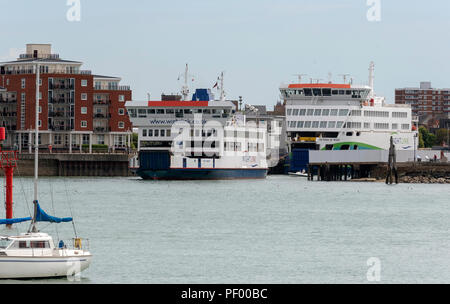 Le terminal du Ferry PORTSMOUTH GUNWHARF,, Portsmouth, Angleterre. Roro Ferry St foi quitter son quai de Portsmouth à destination de l'île de Wight. Sur le quai de Victoria est le nouveau navire amiral Wightlink Wight à entrer en service Banque D'Images