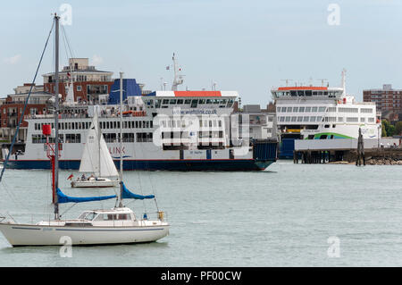 Le terminal du Ferry PORTSMOUTH GUNWHARF,, Portsmouth, Angleterre, Royaume-Uni. Roro Ferry St foi quitter son quai de Portsmouth à destination de l'île de Wight. Sur le quai de Victoria est le nouveau navire amiral Wightlink Wight à entrer en service Banque D'Images