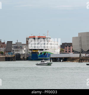 Le terminal du Ferry PORTSMOUTH GUNWHARF,, Portsmouth, Angleterre, Royaume-Uni. Ferry Roro sur le quai Victoria de Wight est le nouveau navire amiral Wightlink mis en service Banque D'Images