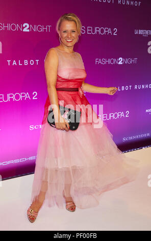 Hambourg, Allemagne. Août 17, 2018. Nova Meierhenrich, actrice, se dresse sur le tapis rouge de la 'Fashion2Night' sur le MS Europa. Credit : Georg Wendt/dpa/Alamy Live News Banque D'Images