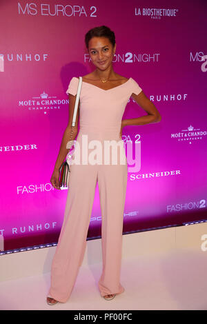 Hambourg, Allemagne. Août 17, 2018. Taneshia Abt, actrice, sur le tapis rouge de la 'Fashion2Night' sur le MS Europa. Credit : Georg Wendt/dpa/Alamy Live News Banque D'Images