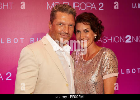 Hambourg, Allemagne. Août 17, 2018. Hardy Krueger jr. et sa femme Alice debout sur le tapis rouge de la 'Fashion2Night' sur le MS Europa. Credit : Georg Wendt/dpa/Alamy Live News Banque D'Images