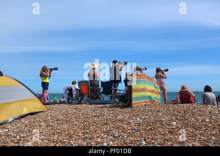 Eastbourne, Royaume-Uni 17 Aug 2018.. Photographes alignés leurs tirs sur le 2e jour de l'Eastbourne International Airshow. Aussi connu comme Airbourne, libres d'assister à l'événement est titulaire démonstrations spectaculaires le long du front de mer à Eastbourne, Royaume-Uni. Ed Brown Crédit/Alamy Live News Banque D'Images