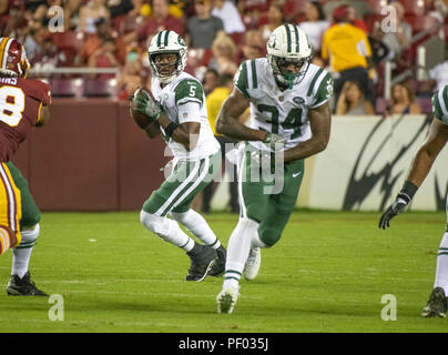 New York Jets quarterback Teddy Bridgewater (5) recherche un récepteur après simulez une main-off à New York Jets d'utiliser de nouveau George Atkinson (34) dans le quatrième trimestre l'action contre les Redskins de Washington à FedEx Field à Landover, Maryland, le jeudi 16 août, 2018. Les Redskins a gagné le match 15 - 13. Credit : Ron Sachs/CNP (restriction : NO New York ou le New Jersey Journaux ou journaux dans un rayon de 75 km de la ville de New York) | Conditions de crédit dans le monde entier : dpa photo alliance/Alamy Live News Banque D'Images