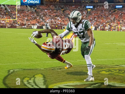 New York Jets Darryl évoluait Roberts (27) dévie une passe destinée aux Redskins de Washington le receveur Cam Sims (89) à la fin de deuxième trimestre l'action au FedEx Field à Landover, Maryland, le jeudi 16 août, 2018. Credit : Ron Sachs/CNP (restriction : NO New York ou le New Jersey Journaux ou journaux dans un rayon de 75 km de la ville de New York) | Conditions de crédit dans le monde entier : dpa photo alliance/Alamy Live News Banque D'Images