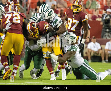 Redskins de Washington d'utiliser de nouveau Rob Kelley (20) est abordé par quatre jets de New York les joueurs défensifs notamment attaquer défensif Leonard Williams (92) et le secondeur Jordan Jenkins (48) au premier trimestre de l'action au FedEx Field à Landover, Maryland, le jeudi 16 août, 2018. Credit : Ron Sachs/CNP (restriction : NO New York ou le New Jersey Journaux ou journaux dans un rayon de 75 km de la ville de New York) | Conditions de crédit dans le monde entier : dpa photo alliance/Alamy Live News Banque D'Images