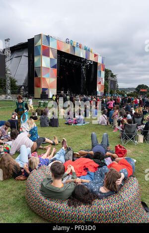 Glanusk Park, Brecon, pays de Galles, 17 août 2018. Premier jour du festival de musique Green Man dans les montagnes Brecon Beacons au pays de Galles. Sur la photo : une famille d'amis se détendre sur un canapé gonflable avec une vue fantastique en face du champ principal Mountain Stage. Crédit : Rob Watkins/Alamy Live News Banque D'Images