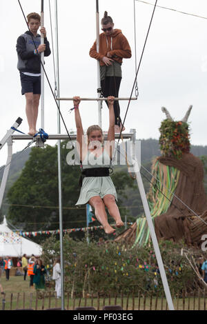 Glanusk Park, Brecon, pays de Galles, 17 août 2018. Premier jour du festival de musique Green Man dans les montagnes Brecon Beacons au pays de Galles. Sur la photo : les festivaliers essaient le trapèze haut à l'arrière de Beyond Area. Crédit : Rob Watkins/Alamy Live News Banque D'Images