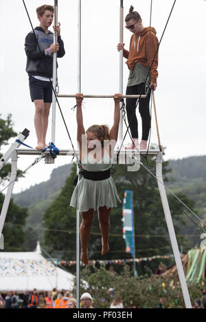 Glanusk Park, Brecon, pays de Galles, 17 août 2018. Premier jour du festival de musique Green Man dans les montagnes Brecon Beacons au pays de Galles. Sur la photo : les festivaliers essaient le trapèze haut à l'arrière de Beyond Area. Crédit : Rob Watkins/Alamy Live News Banque D'Images