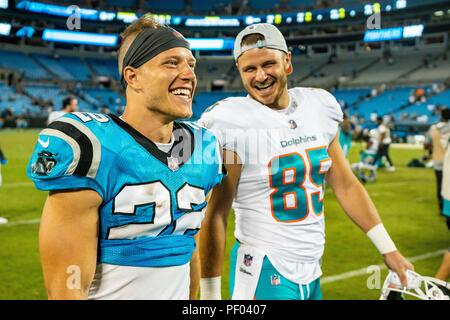 North Carolina, USA. 17 août 2018. Panthers running back Christian McCaffrey (22) et les Dolphins de Miami à la main l'extrémité A.J. Derby (85) durant la pré-saison NFL football match entre les dauphins de Miami et les Panthers sur Vendredi, 17 août 2018 à Charlotte, NC. Jacob Kupferman/CSM Crédit : Cal Sport Media/Alamy Live News Banque D'Images