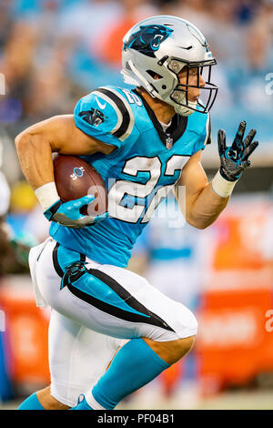 North Carolina, USA. 17 août 2018. Panthers running back Christian McCaffrey (22) au cours de la pré-saison NFL football match entre les dauphins de Miami et les Panthers sur Vendredi, 17 août 2018 à Charlotte, NC. Jacob Kupferman/CSM Crédit : Cal Sport Media/Alamy Live News Banque D'Images