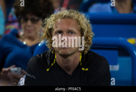 L'Ohio, aux États-Unis. 17 août 2018 - Dmitry Tursunov Aryna montres à l'Sabalenka 2018 Western & Southern ouvrir le tournoi de tennis WTA Premier 5. Cincinnati, Ohio, USA. 17 août 2018. Credit : AFP7/ZUMA/Alamy Fil Live News Banque D'Images