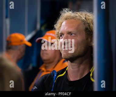 L'Ohio, aux États-Unis. 17 août 2018 - Dmitry Tursunov Aryna montres à l'Sabalenka 2018 Western & Southern ouvrir le tournoi de tennis WTA Premier 5. Cincinnati, Ohio, USA. 17 août 2018. Credit : AFP7/ZUMA/Alamy Fil Live News Banque D'Images