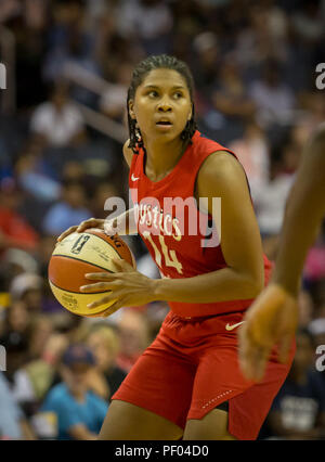 Washington, USA. 17 août 2018 : Washington Mystics guard Tierra Ruffin-Pratt (14) exécute l'infraction pendant le match entre les Los Angeles Sparks vs Washington Mystics à Capital One Arena à Washington, DC. Royster Cory/Cal Sport Media Credit : Cal Sport Media/Alamy Live News Banque D'Images