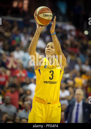 Washington, USA. 17 août 2018 : Los Angeles Sparks en Avant Candace Parker (3) le cavalier au cours du jeu entre les Los Angeles Sparks vs Washington Mystics à Capital One Arena à Washington, DC. Royster Cory/Cal Sport Media Credit : Cal Sport Media/Alamy Live News Banque D'Images