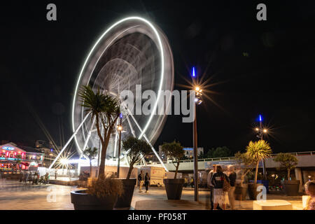 Bournemouth, Royaume-Uni. 17 août 2018. Touristes et habitants de profiter d'un spectacle de feux d'artifice de la jetée et une fête foraine sur le front de mer de cette station touristique populaire en Angleterre. Crédit : Thomas Faull/Alamy Live News Banque D'Images