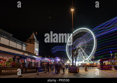 Bournemouth, Royaume-Uni. 17 août 2018. Touristes et habitants de profiter d'un spectacle de feux d'artifice de la jetée et une fête foraine sur le front de mer de cette station touristique populaire en Angleterre. Crédit : Thomas Faull/Alamy Live News Banque D'Images