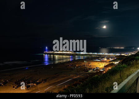 Bournemouth, Royaume-Uni. 17 août 2018. Touristes et habitants de profiter d'un spectacle de feux d'artifice de la jetée et une fête foraine sur le front de mer de cette station touristique populaire en Angleterre. Crédit : Thomas Faull/Alamy Live News Banque D'Images