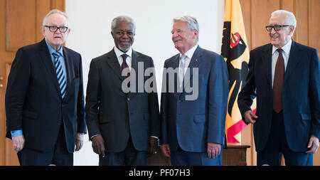Berlin, Allemagne. 13 Sep, 2016. L'ancien président allemand Joachim Gauck (2e à partir de la droite) se félicite de l'ancien secrétaire général des Nations Unies, Kofi Annan (2e de gauche), l'ancien président finlandais Martti Ahtisaari (l), et l'ancien représentant des Nations Unies pour la Syrie, Lakhdar Brahimi (r) avant une entrevue dans le château de Bellevue. Annan est décédé le samedi après une courte période de maladie. Cela a été annoncé par sa fondation. Crédit : Bernd von Jutrczenka/dpa/Alamy Live News Banque D'Images