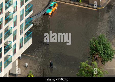 Toronto, Canada. 17 août 2018. Causes d'intenses pluies crues éclair dans la zone Harbourfront de Toronto à New York Quay Numéro Un Condominium forçant les résidents à traverser l'allée inondée dans l'eau jusqu'aux genoux dans leurs costumes. Dominic Chan/EXimages EXImages : Crédit/Alamy Live News Banque D'Images