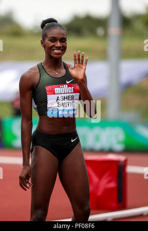 Alexander Stadium, Birmingham, UK. Août 18, 2018. Grand Prix de la Ligue de diamant Muller ; Dina Asher-Smith (GBR) vagues à ses fans après qu'elle est en concurrence dans la Women's 200m : Action Crédit Plus Sport/Alamy Live News Banque D'Images