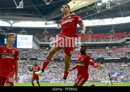 Londres, Royaume-Uni. 18 août 2018. Aleksandar Mitrovic de Fulham célèbre l'égaliseur au cours de la Tottenham Hotspur vs Fulham, Premier League match de football 0n 18 août 2018. Utilisez uniquement rédactionnel aucune utilisation non autorisée avec l'audio, vidéo, données, listes de luminaire (en dehors de l'UE), club ou la Ligue de logos ou services 'live'. En ligne De-match utilisation limitée à 45 images ( +15 en temps supplémentaire). Aucune utilisation d'émuler des images en mouvement. Aucune utilisation de pari, de jeux ou d'un club ou la ligue/dvd publications/services. Crédit : MARTIN DALTON/Alamy Live News Banque D'Images